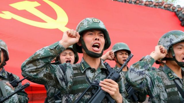 Quân đội Trung Quốc đứng trước lá cờ Trung Quốc