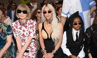 Kim Kardashian ngồi cạnh Anna Wintour thu hút mọi sự chú ý tại show Jean Paul Gautier