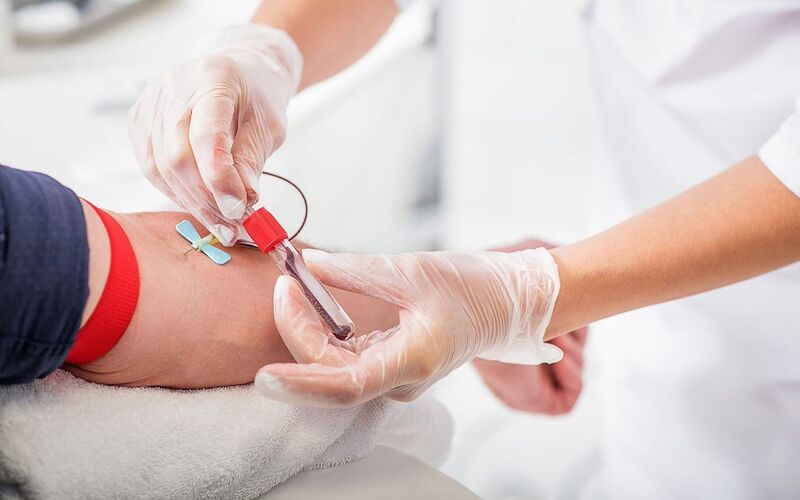 Mẫu máu cần được lấy và bảo quản đúng cách để xét nghiệm chính xác