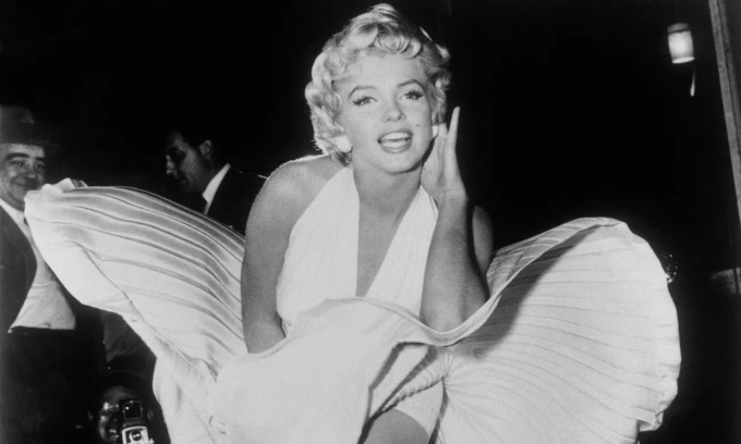 Chiếc váy mang tính biểu tượng của Marilyn Monroe từ The Seven Year Itch đã được bán đấu giá với giá 4,6 triệu USD.  Ảnh: AP