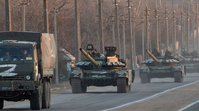 Một cột xe tăng được đánh dấu bằng ký hiệu Z kéo dài ra xa khi chúng tiến về phía bắc dọc theo đường cao tốc Mariupol-Donetsk vào tháng Ba.