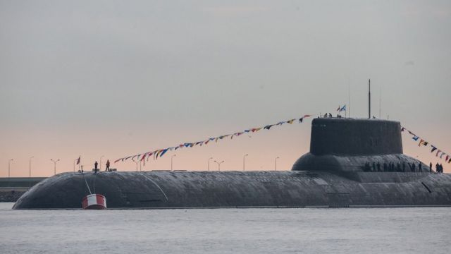 Tàu ngầm hạt nhân TK-208 Dmitry Donskoy của Hải quân Nga chuẩn bị cho cuộc duyệt binh Ngày Hải quân ở Kronshtadt, ngoại ô St Petersburg