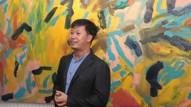 Họa sĩ, nhà thơ Bùi Chát trong triển lãm Ngẫu hứng tại Alpha Art Station