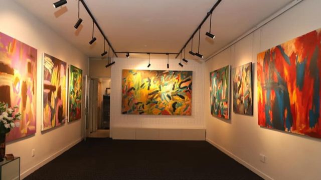 Một số tác phẩm của họa sĩ Bùi Chát được trưng bày trong triển lãm Ngẫu hứng tại Alpha Art Station