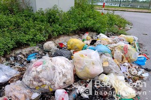 Hồ điều hòa TP Vinh cuối tuần đầy rác