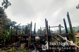 Lãnh đạo UBND huyện Con Cuông thăm hỏi gia đình bị ảnh hưởng vụ cháy