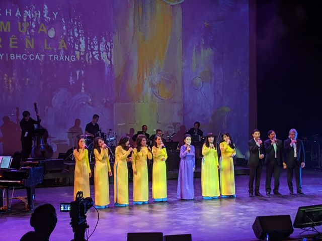 Khánh Ly và ban nhạc Cát Trắng hát ca khúc Mưa trên lá
