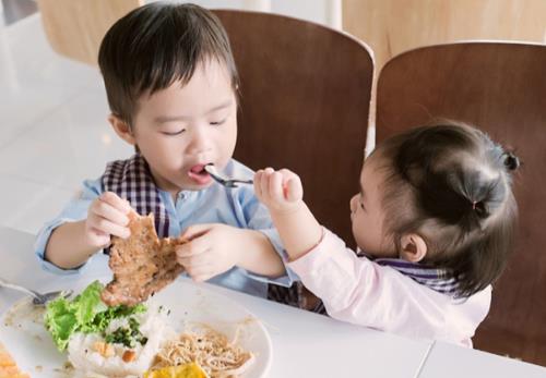 Nỗi đau đầu về việc ăn uống bừa bãi của trẻ sẽ tan biến nếu cha mẹ áp dụng 7 mẹo kinh điển này - Ảnh 6
