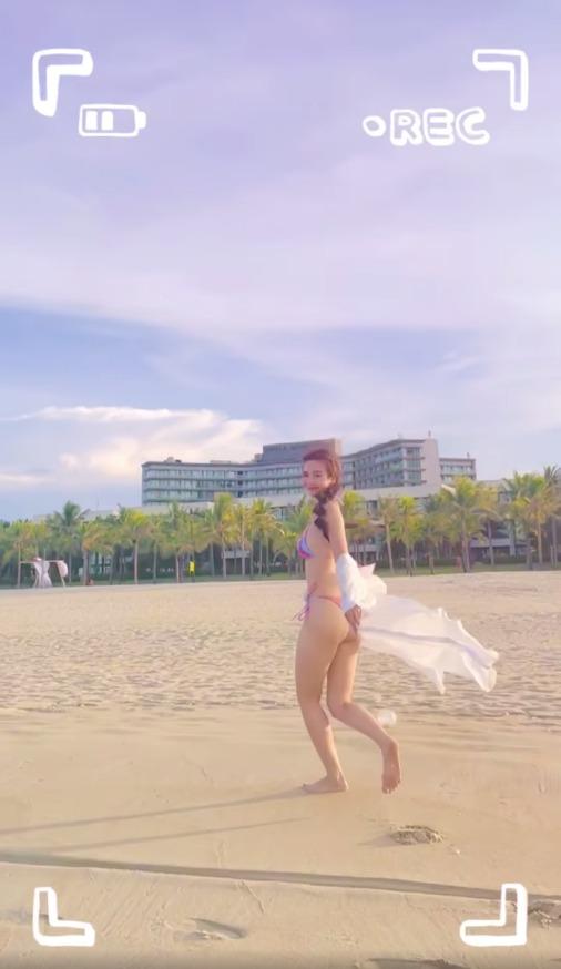 Vén vai Vân Trang, Huyền Lizzie diện bikini khoe vòng một 3-2