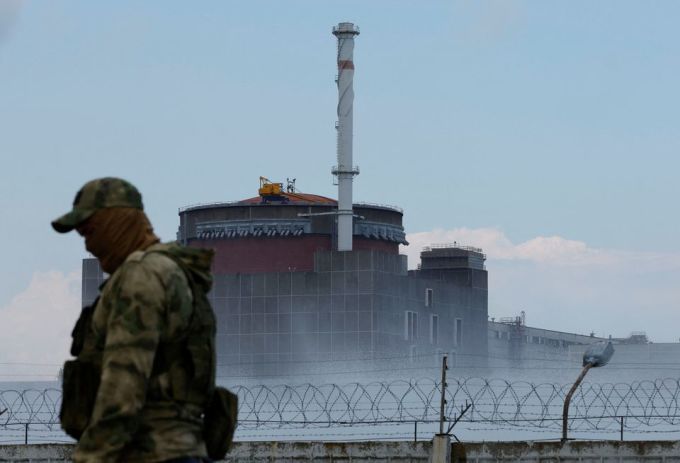 Binh sĩ Nga đứng gác gần nhà máy điện hạt nhân Zaporizhzhia ở đông nam Ukraine ngày 4 tháng 8. Ảnh: Reuters.