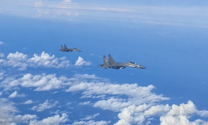 Máy bay chiến đấu Trung Quốc tập trận gần đảo Đài Loan ngày 7 tháng 8. Ảnh: AFP.