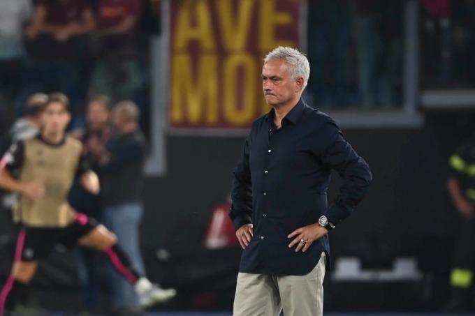 Mourinho không hài lòng trong trận Roma thắng Helsinki vào ngày 15 tháng 9. Ảnh: asroma.it