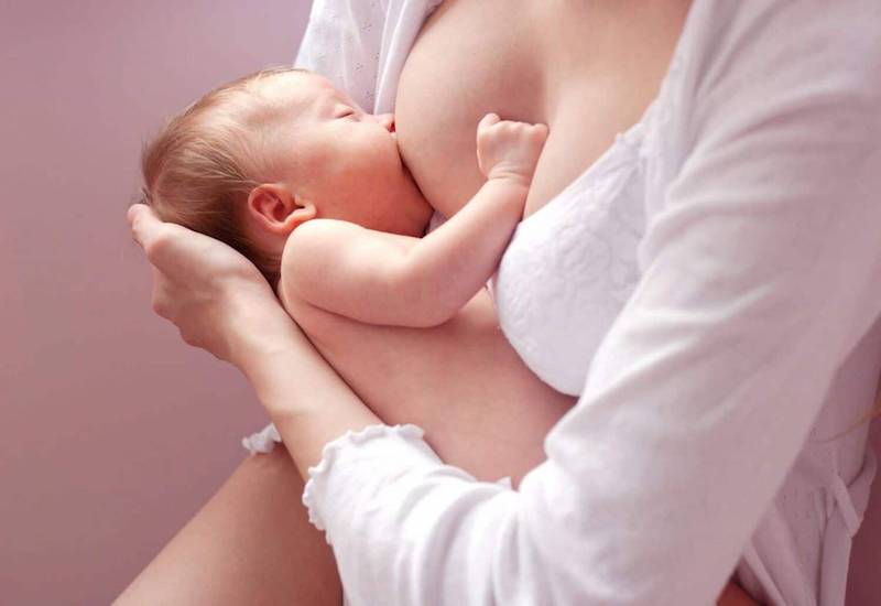     Nên học cách cho con bú đúng tư thế để giảm thiểu nguy cơ ngực chảy xệ sau sinh