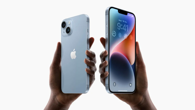 iPhone 14 Plus (bên phải) là phiên bản hoàn toàn mới với màn hình lớn 6,7 inch không kém gì Pro Max nhưng cấu hình và tính năng vẫn giống phiên bản thường.