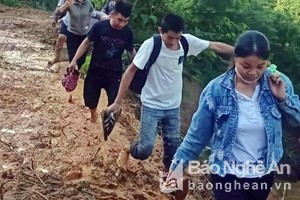 Thầy giáo Kỳ Sơn vượt rừng, lội suối đến trường khắc phục hậu quả sau lũ