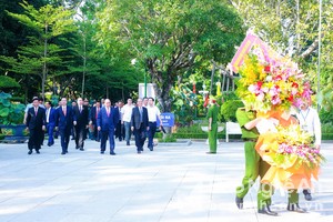 Chủ tịch nước Nguyễn Xuân Phúc và đoàn công tác của Trung ương, tỉnh Nghệ An dâng hoa tưởng nhớ Chủ tịch Hồ Chí Minh