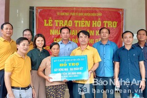 UBMTTQ huyện Diễn Châu: bàn giao 180 triệu đồng xây nhà Đại đoàn kết