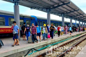 Rất đông người dân xuống tàu ga Vinh trưa 31/8. Ảnh: Quang An