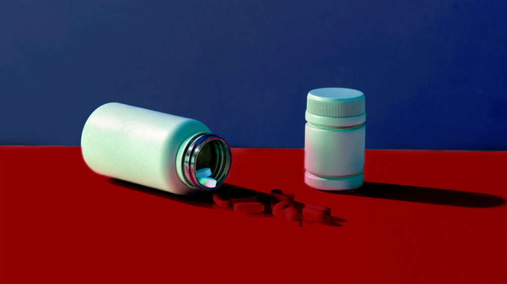 Hình minh họa hai lọ thuốc và thuốc trên bàn