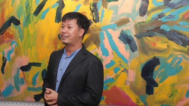 Nhà thơ, họa sĩ Bùi Chát trong triển lãm Ngẫu hứng tại Alpha Art Station