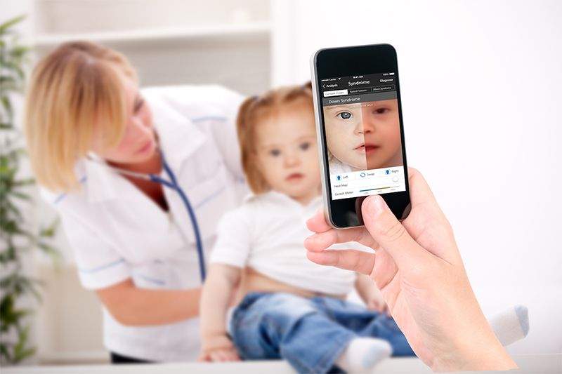 Bác sĩ sử dụng Face2gene ứng dụng để xác định bệnh của một bé gái.
