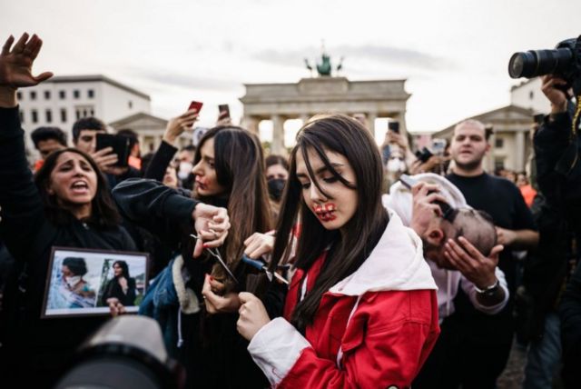 Tập trung ở Berlin để thể hiện sự ủng hộ đối với những người biểu tình Iran đối với Mahsa Amini