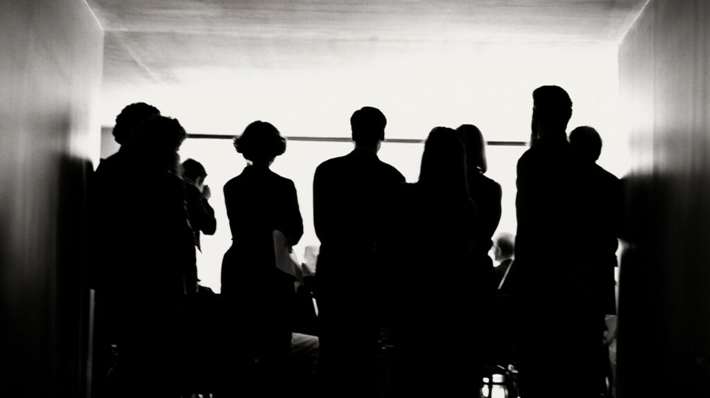 Một bức ảnh ngược sáng của một nhóm người đang đứng