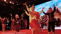 Hàng nghìn du khách và người dân Hội An cổ vũ các nghệ sĩ Lào biểu diễn nghệ thuật