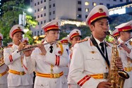 Người dân thích thú xem Đoàn Ca múa nhạc Quân đội biểu diễn chào mừng Quốc khánh