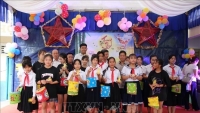 Học sinh trường tiểu học Khmer-Việt Tân Tiến ở Campuchia vui Tết Trung thu