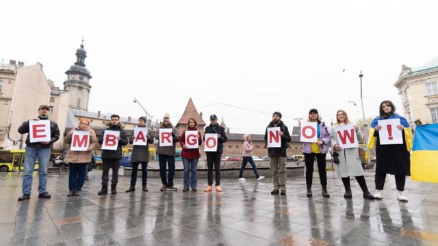 Những người biểu tình chống lại Rosatom ở Lviv, Ukraine, năm 2021
